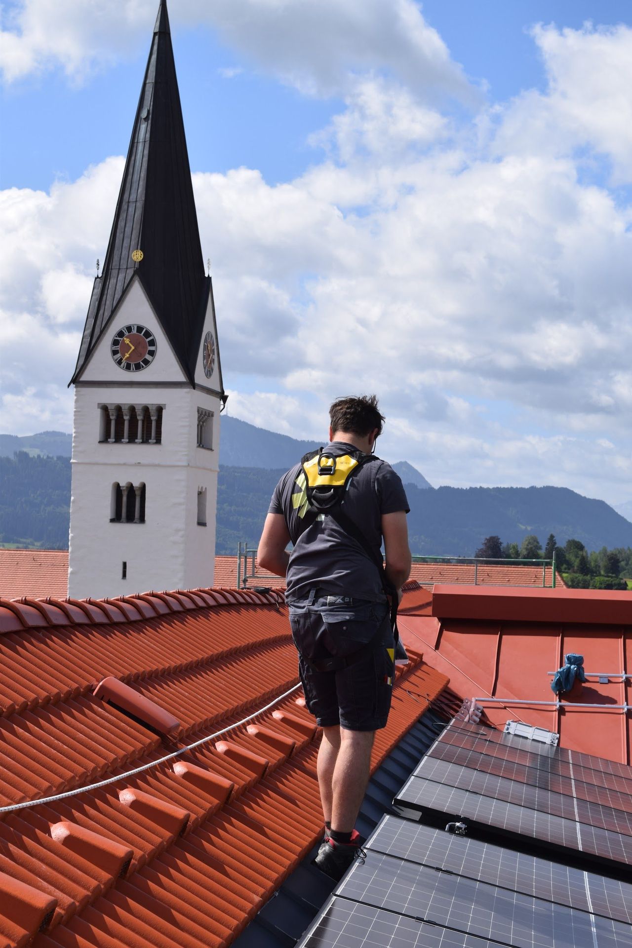 Montage der Photovoltaik-Anlage durch das Lumitra-Team in Waltenhofen