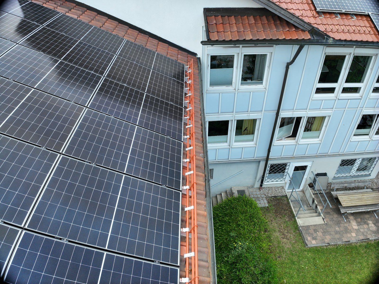 Drohnenaufnahme des Rathauses Waltenhofen mit Photovoltaik-Anlage