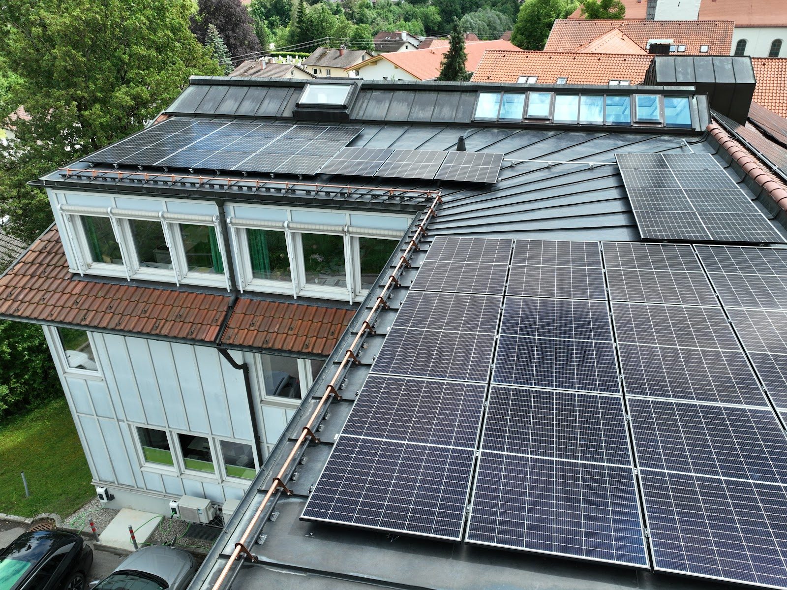 Photovoltaik-Anlage auf dem Dach des Rathauses Waltenhofen