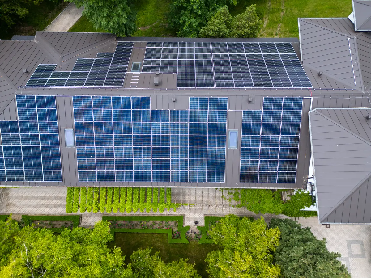 Gewerbegebäude mit PV-Anlage — Lumitra-Mieterstrom