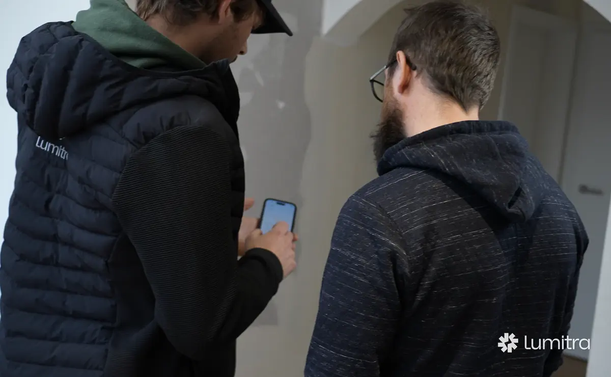 Lumitra-App im Praxis-Einsatz: Noah Rues zeigt einem Kunden die Echtzeit-Daten