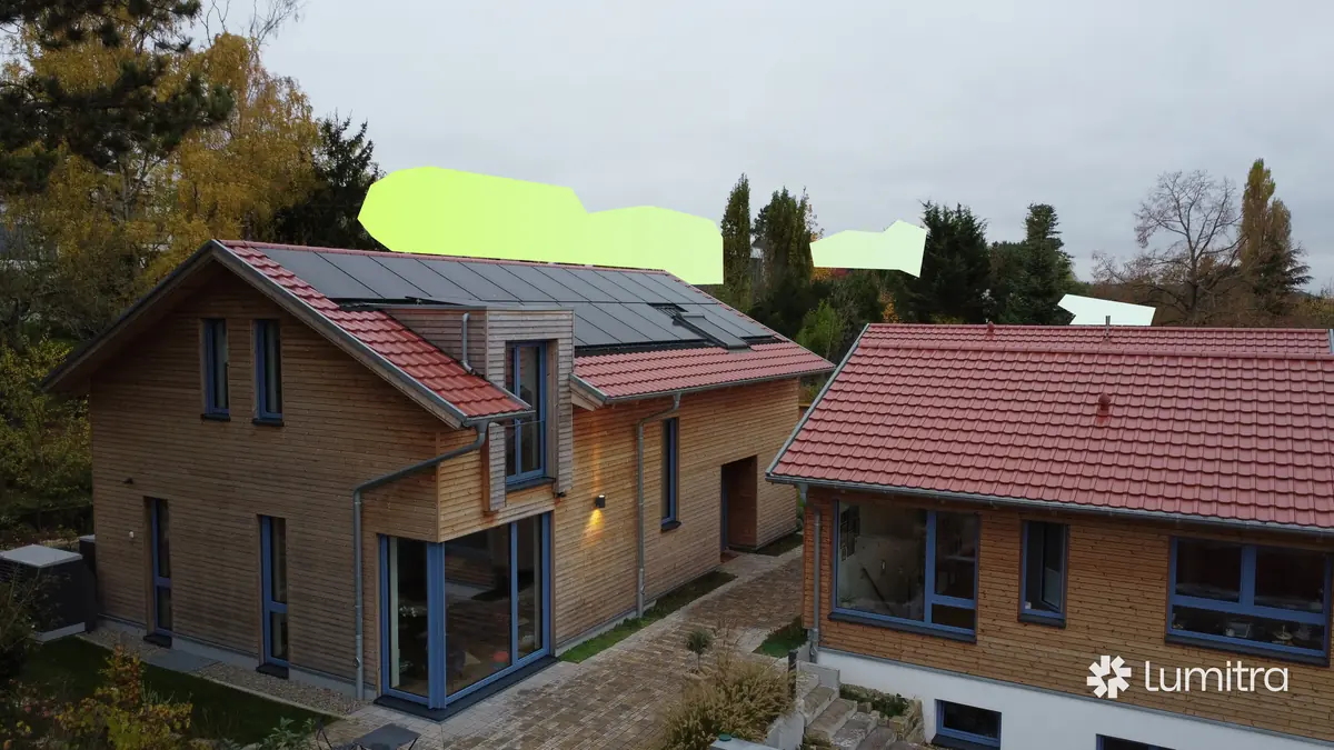 Drohnenaufnahme Mehrfamilienhaus mit PV-Anlage — Lumitra-Mieterstrom