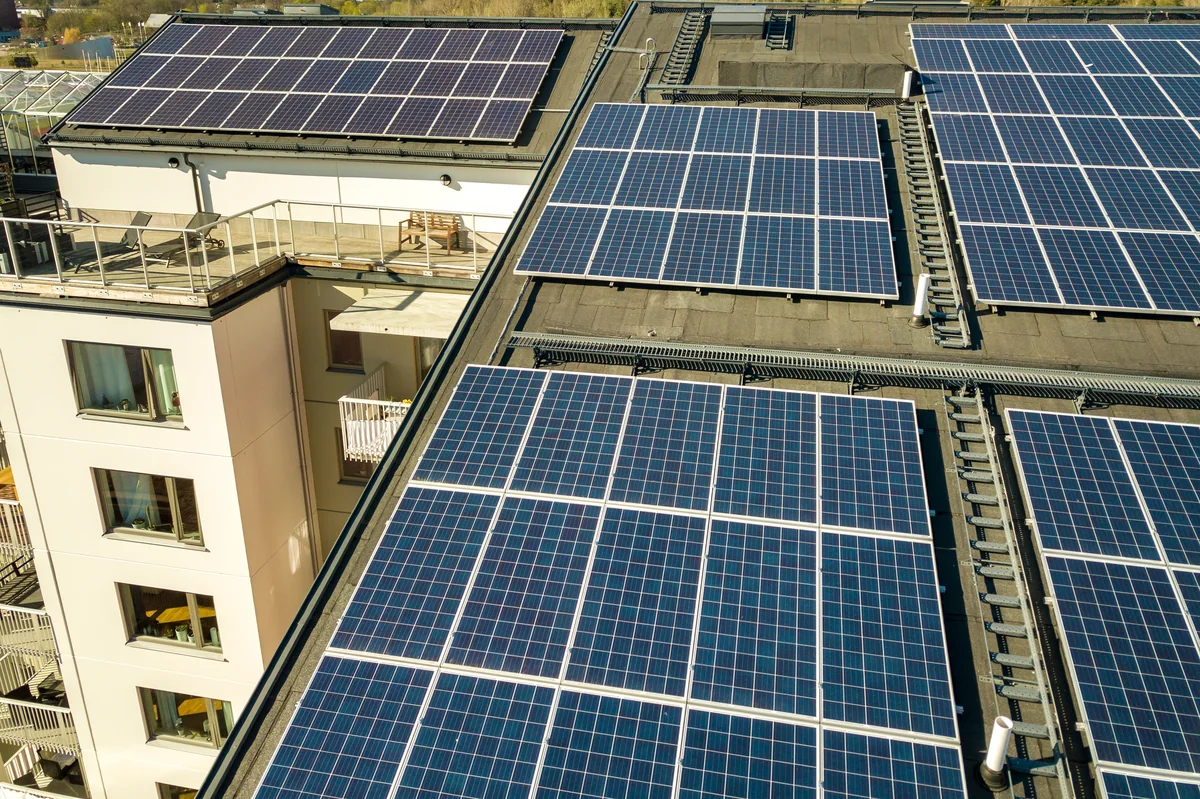 Wohngebäude mit PV-Anlage — Lumitra-Mieterstrom