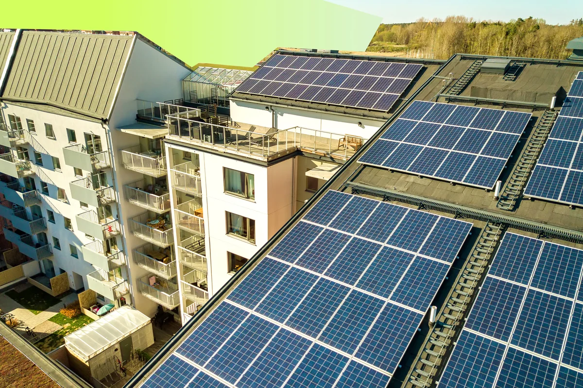 Wohngebäude mit Photovoltaik-Anlage