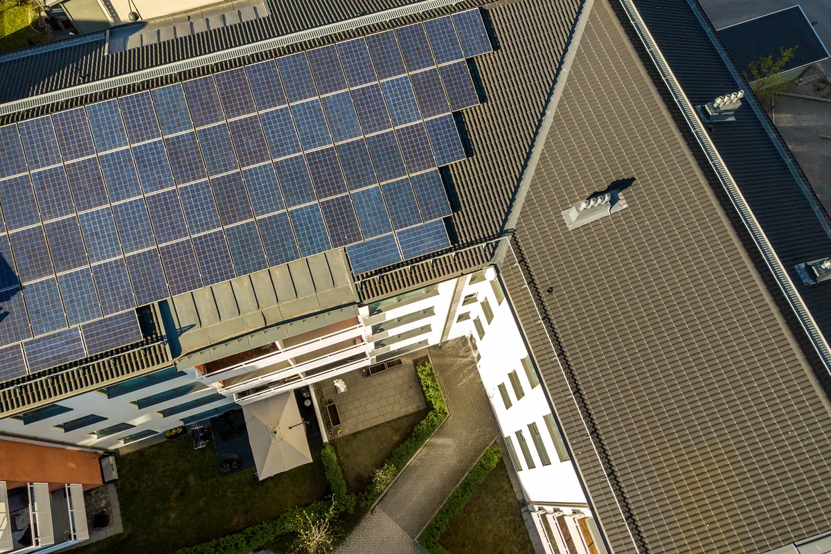 Wohngebäude mit Photovoltaik-Anlage