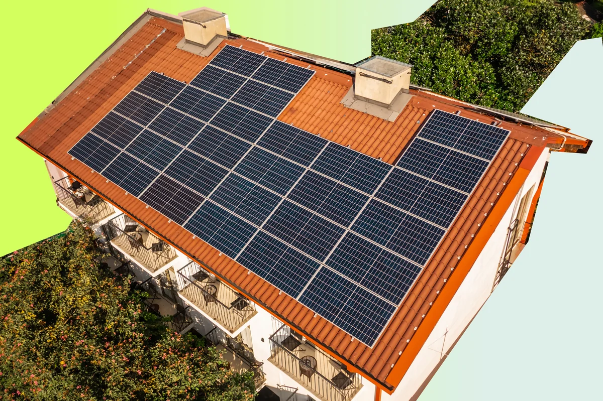 Wohngebäude mit Photovoltaik-Anlage