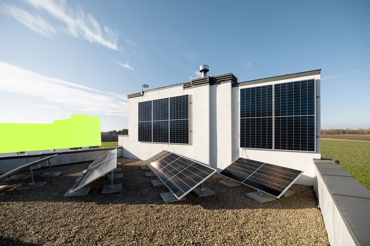 Wohngebäude mit Photovoltaik-Anlage