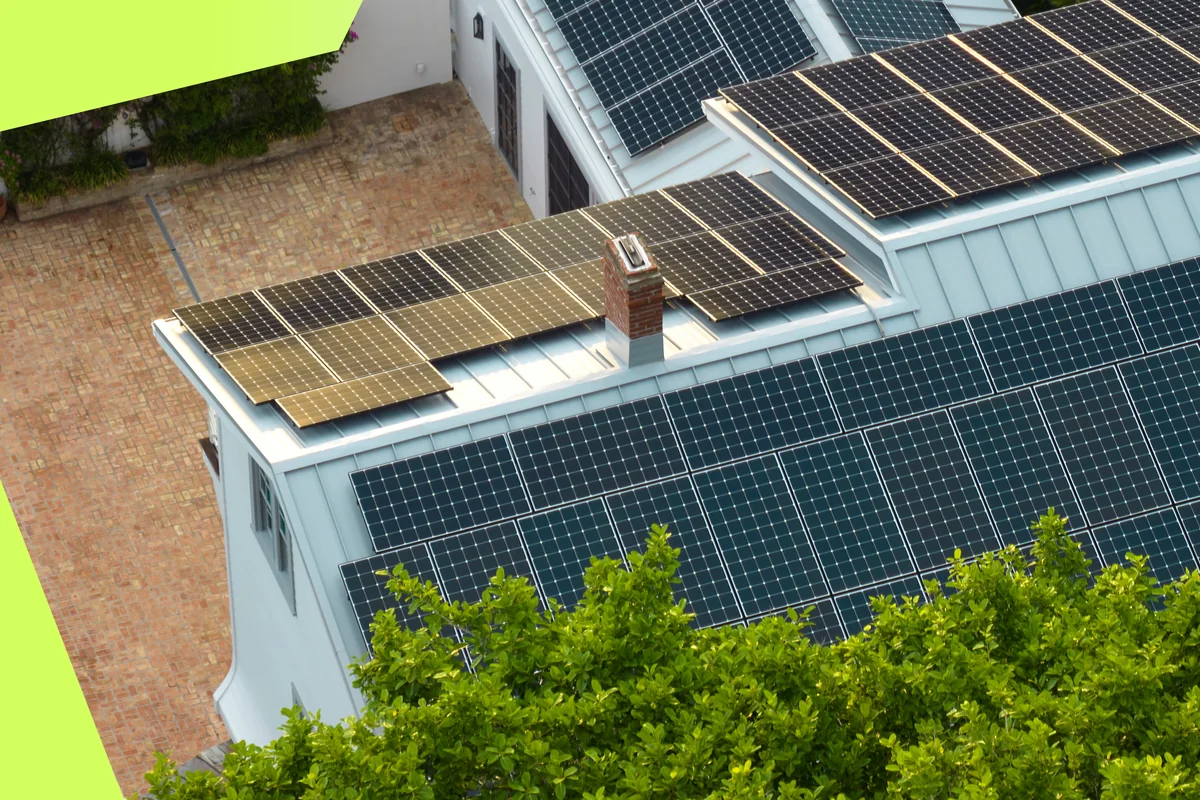 Firmengebäude mit Photovoltaik-Anlage