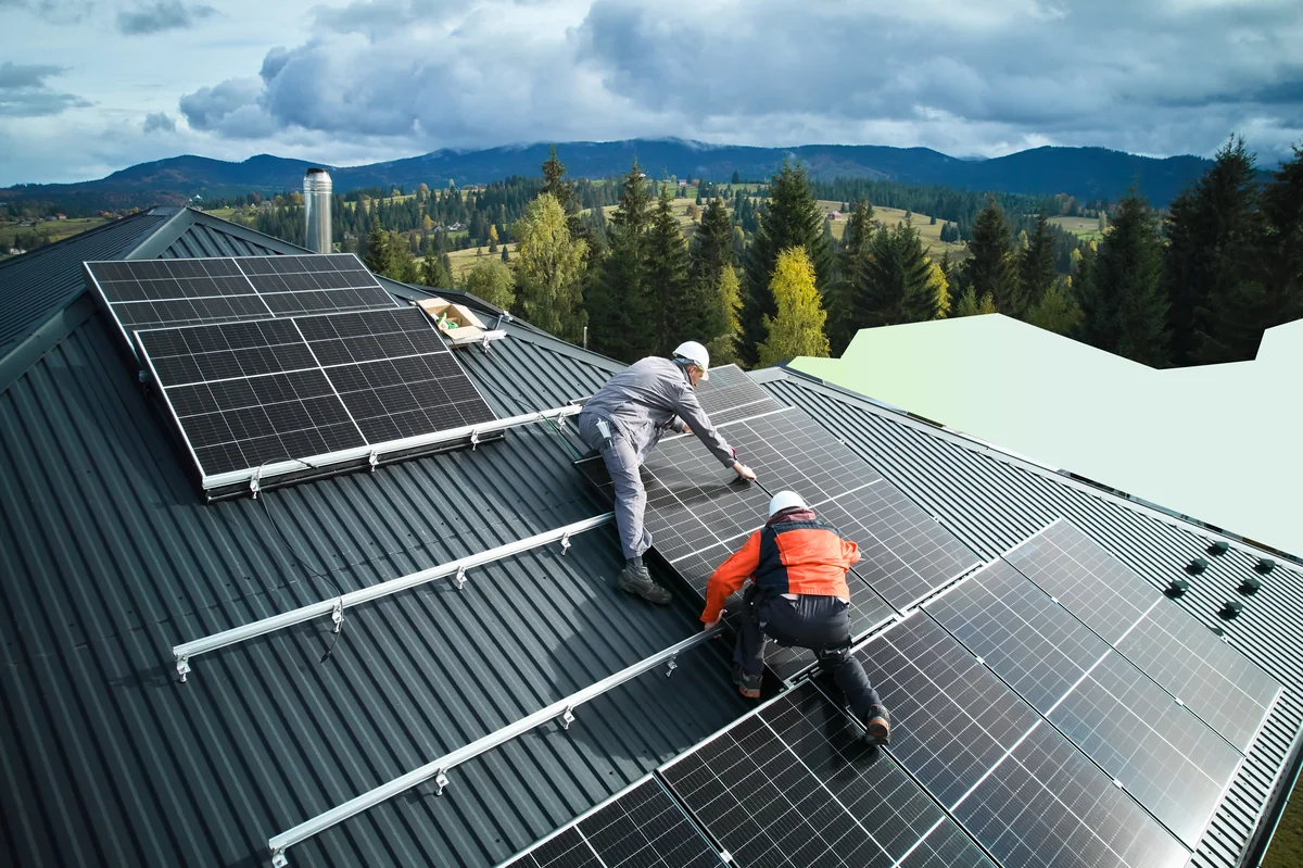Solar-Installateure bei der Montage einer Photovoltaik-Anlage