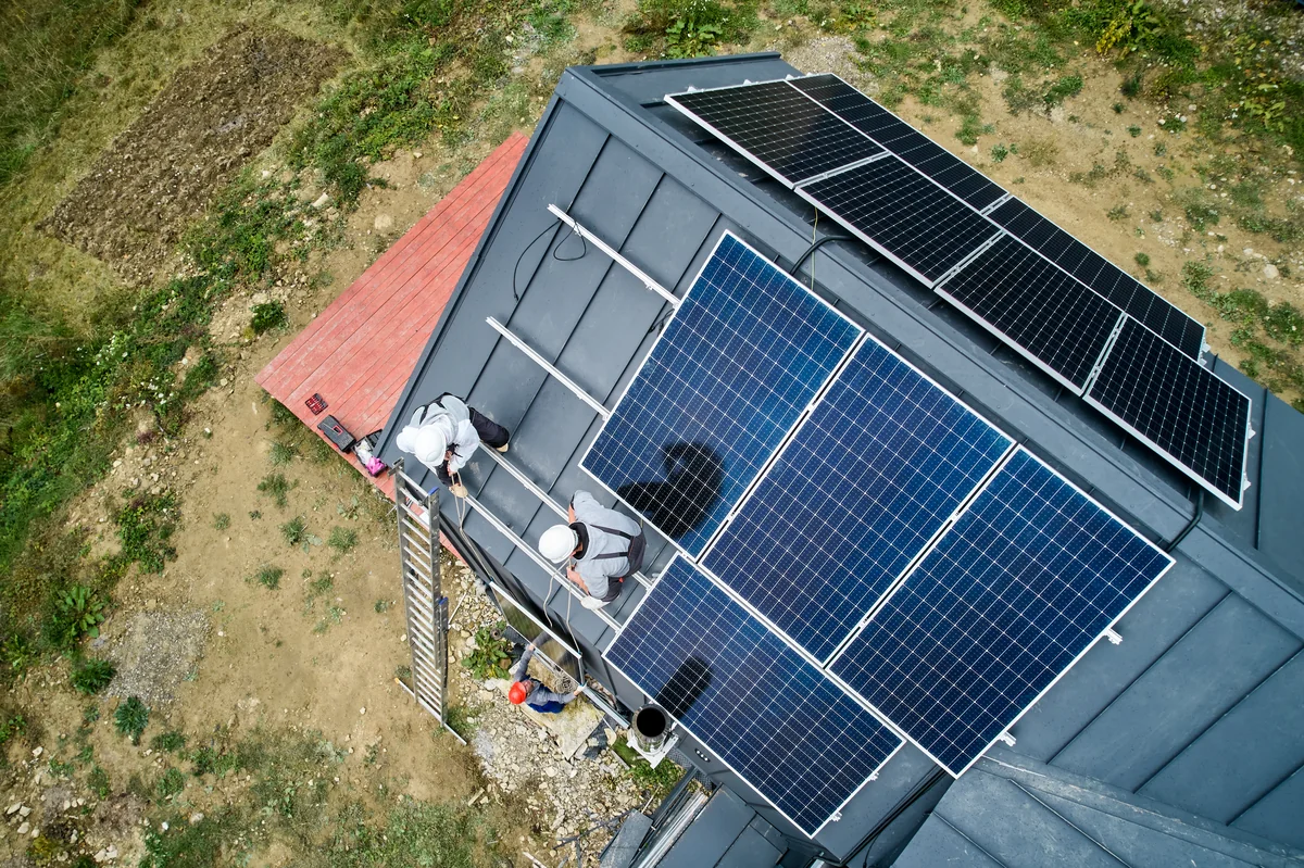 Solar-Installateure bei der Montage einer Photovoltaik-Anlage