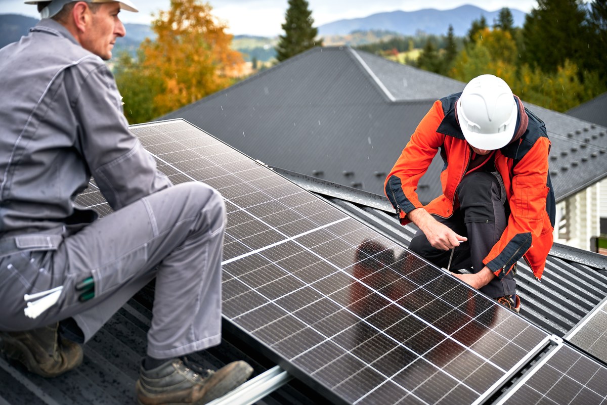 Solar-Installateure bei der Montage einer Photovoltaik-Anlage