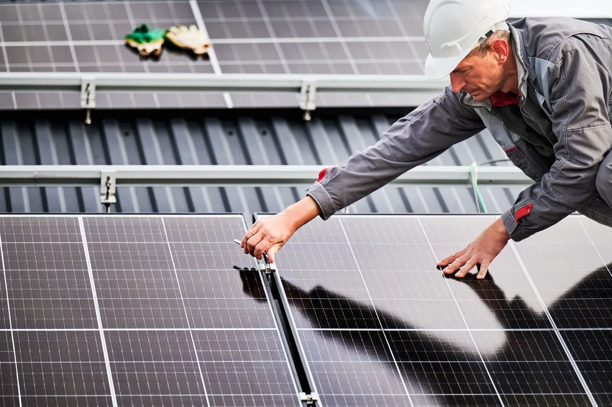 Solar-Installateure bei der Montage einer Photovoltaik-Anlage