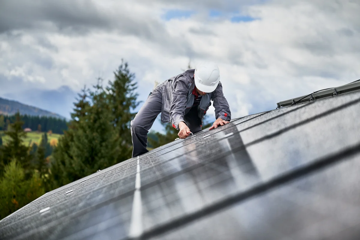 Solar-Installateure bei der Montage einer Photovoltaik-Anlage