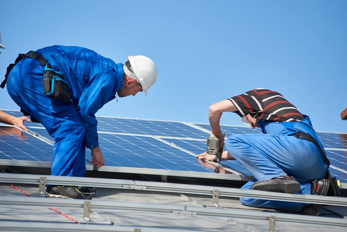 Solar-Installateure bei der Montage einer Photovoltaik-Anlage