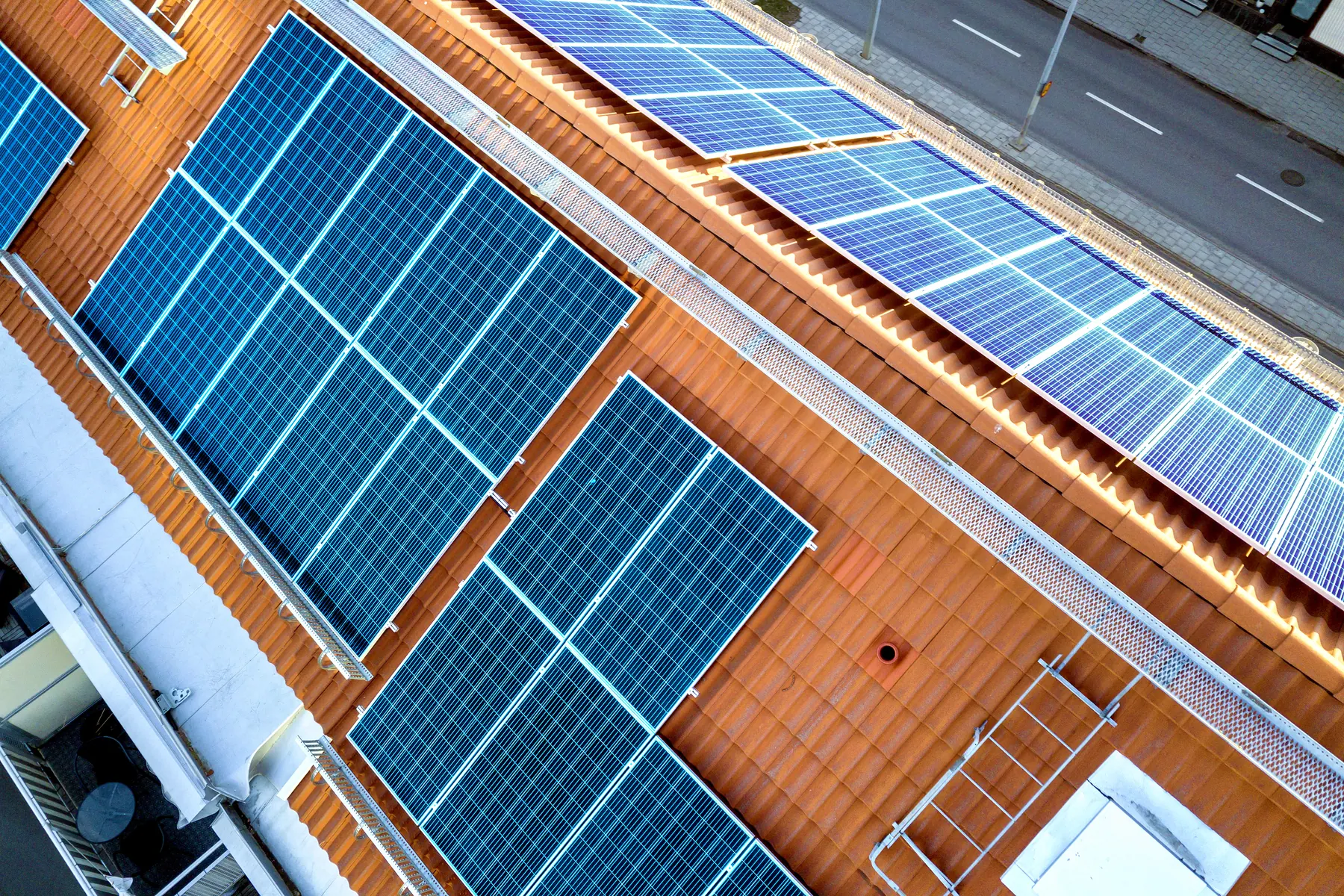 Aufsicht auf eine Photovoltaik-Anlage für Mieterstrom