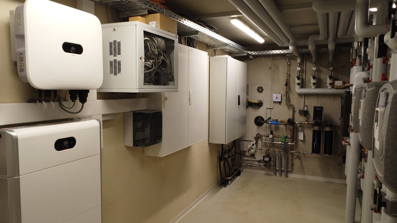 Technikraum: Wechselrichter und Batteriespeicher der Mieterstrom-Anlage