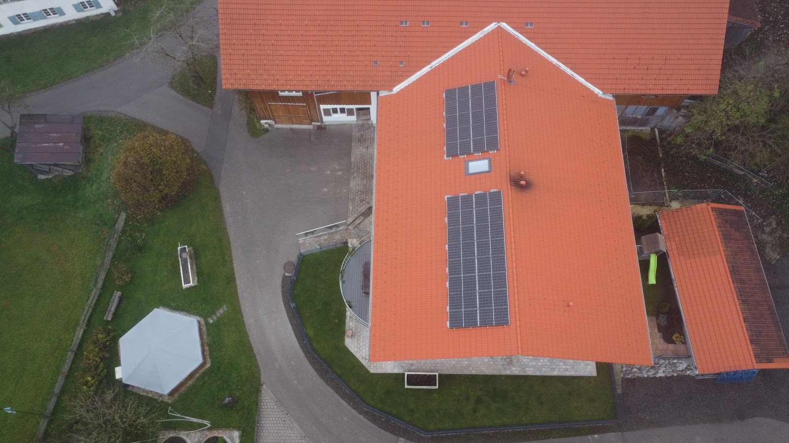 Drohnenaufnahme des KfW-40-Mehrfamilienhauses im Allgäu mit Solaranlage