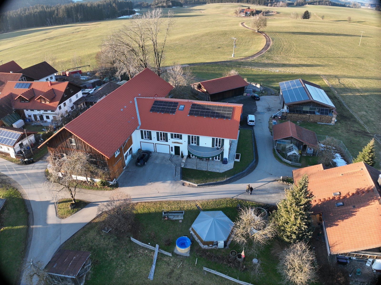 Das Objekt im Allgäu — Luftaufnahme in der Dämmerung