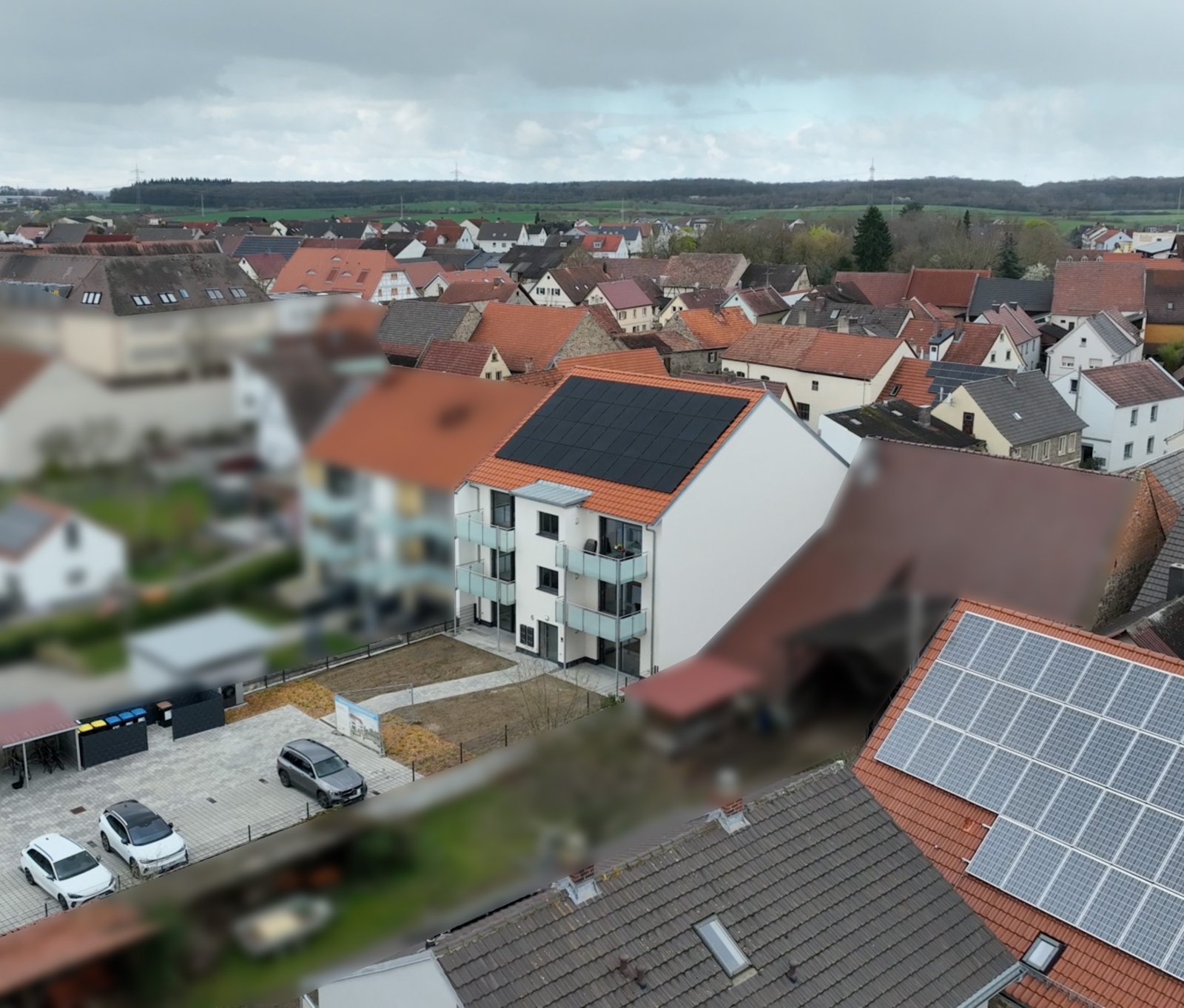 Referenzprojekt Neubau-Mehrfamilienhaus in der Region Schweinfurt mit schwarzer Aufdach-Photovoltaikanlage